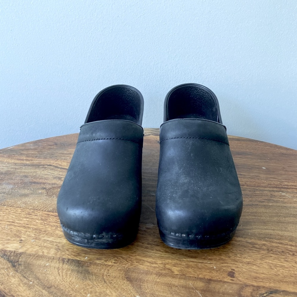 Black Leather Dansko Clogs Size 40 / US 9